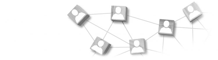 netzwerk aus holzsymbolen mit personen-ikonen, verbunden durch linien – symbol für digitale vernetzung und kommunikation